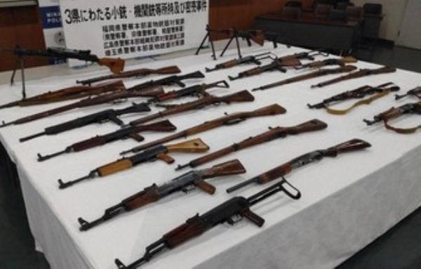 一名男子因涉嫌出售改装成实弹射击的装饰枪而在日本被捕