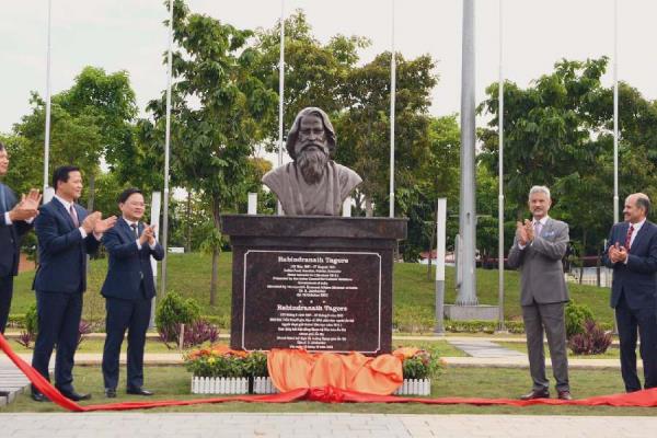 外交部长S Jaishankar在越南为泰戈尔半身像揭幕