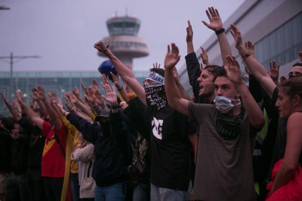 法官García-Castellón认为在“海啸案”中有恐怖主义犯罪的迹象，因为在一天的反思中有一个未被报道的示威