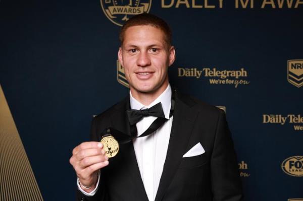 2023 NRL Dally M Medal winner and Fullback of the Year Kalyn Po<em></em>nga of the Newcastle Knights poses during the 2023 Dally M Awards at the Royal Randwick Racecourse in Sydney, Wednesday, September 27, 2023. (AAP Image/Mark Evans) NO ARCHIVING