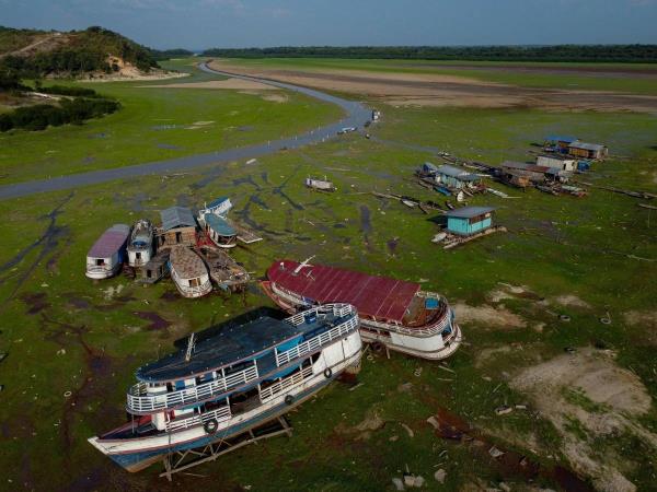 巴西亚马逊地区的居民因严重干旱而陷入困境