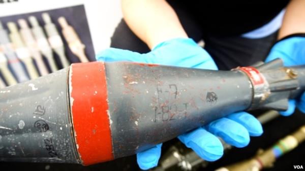 A North Korean-made F-7 rocket-propelled grenade with a distinctive red stripe is seen at a facility in Tzrifin, Israel, Dec. 28, 2023. The Israel Defense Forces said Hamas used North Korean-made weapons to attack Israel Oct. 7. (Sanghoon Lee/VOA Korean)