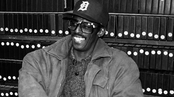 David Ruffin ba<em></em>seball cap glasses smiling in studio