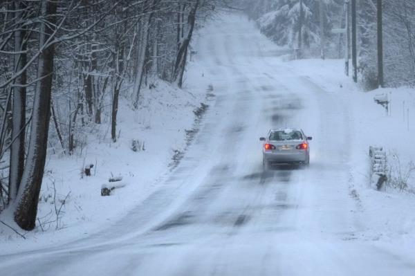 冬季风暴给美国海岸带来了大量降雪，结冰的道路给旅行带来了危险