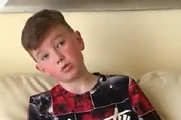 少年亚历克斯·巴蒂“想去英国拿身份证上学”