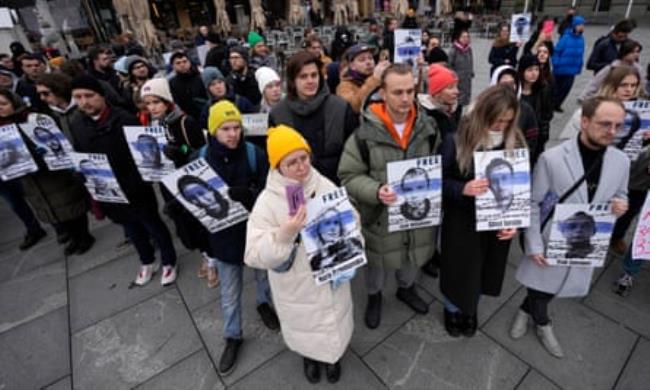 People hold pictures of Russia’s political priso<em></em>ners during a rally in Belgrade.