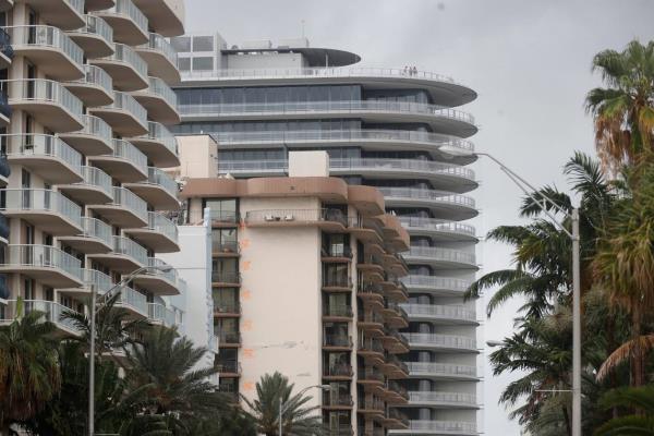 Co<em></em>ndo Collapse in Surfside Florida near Miami The rounded building in the background is wher<em></em>e Djokovic purchased a Miami home. Photo: The Washington Post/Getty Images