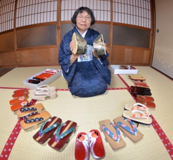 在日本的一家商店里，人们发现了有100年历史的传统凉鞋，现在仍然可以穿