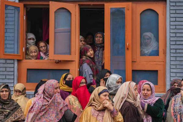 在查谟和克什米尔巴拉穆拉地区，前警察被杀散发出恐怖气味