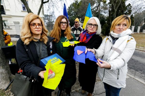 在菲科臭名昭著的言论之后，亲乌克兰的支持者给他留下了不寻常的礼物