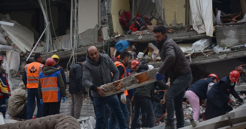 土耳其和叙利亚地震造成2300多人死亡