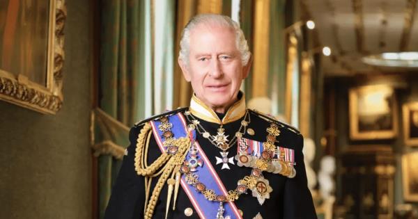 国王为公共建筑设计的官方肖像揭幕