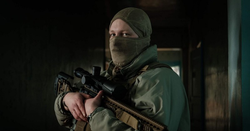 在乌克兰东部，狙击手在观察和等待