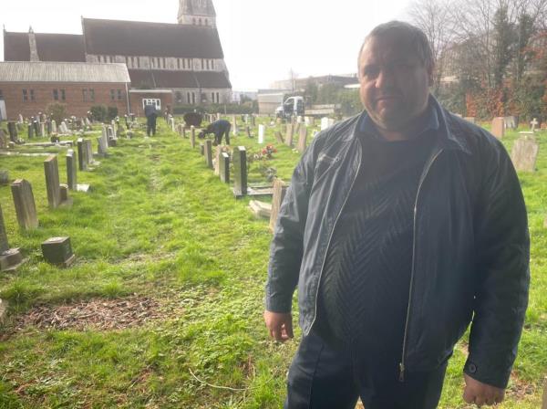 南安普顿市议会的挖掘机在坟墓上刨草