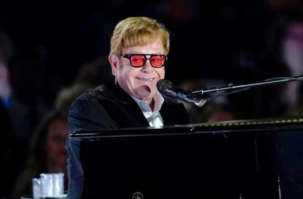 埃尔顿·约翰在纪念世界艾滋病日的活动中向英国议会发表讲话
