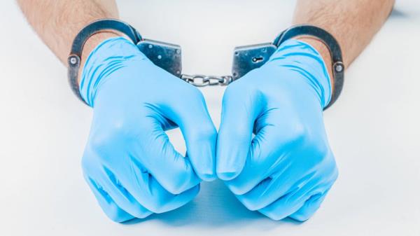 医生被控在“开放关系”恶化后毒死妻子