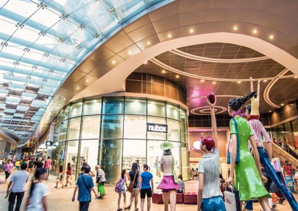 一名女子在陌生人对她耳语“我爱你”后感到震惊，其他人也讲述了类似的奇怪遭遇