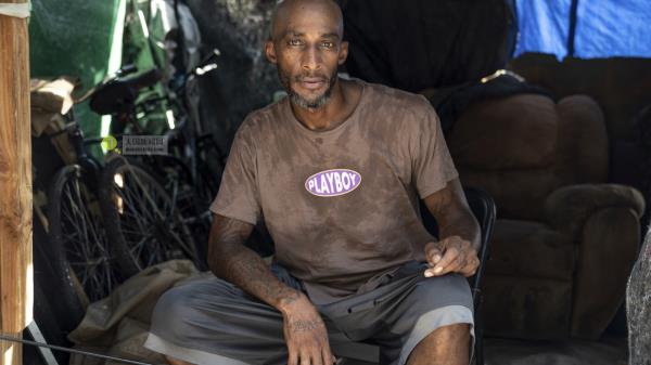 在酷热的凤凰城，无家可归者挣扎着躲避创纪录的高温