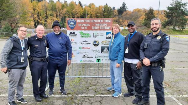 塔科马警察局给家庭免费送火鸡