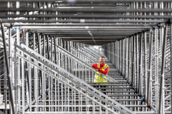 不眠之夜和930吨空运：一场大奖赛如何展开