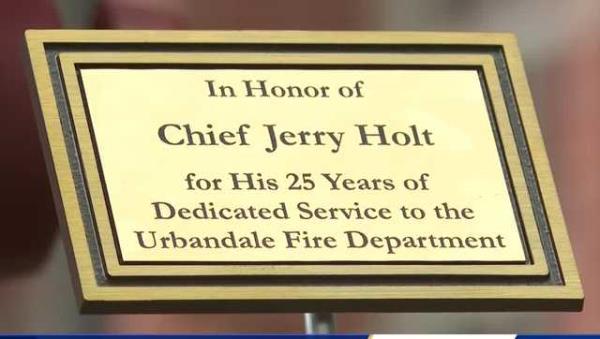 “他是我们的人”：厄班代尔消防队长在工作了25年后退休