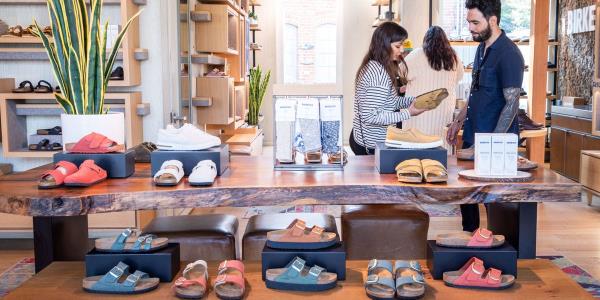 即使在勃肯股票(Birkenstock)首次公开募股(IPO)时股价暴跌之后，勃肯股票兄弟的身价仍高达34亿美元