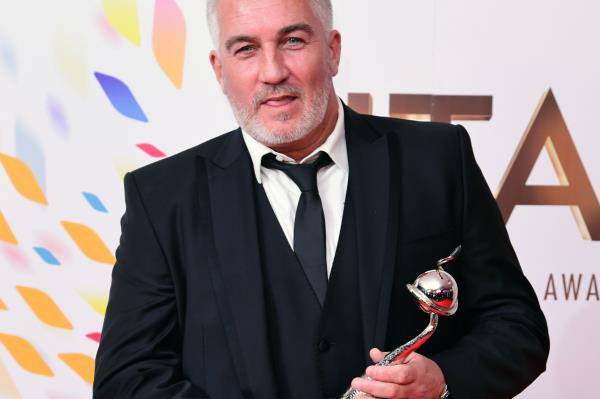 《烘焙大赛》明星保罗·好莱坞被授予英帝国勋章后与王室握手