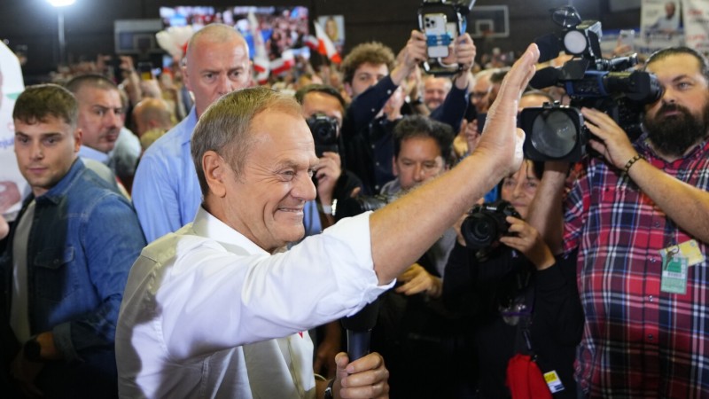 参加波兰选举的政党举行最后的竞选集会，民调显示双方势均力敌