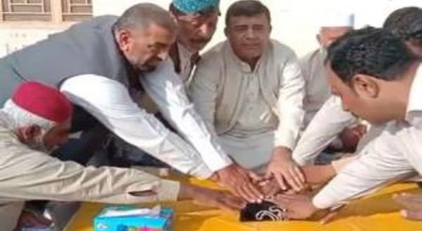 候选人手持《可兰经》向支持者宣誓