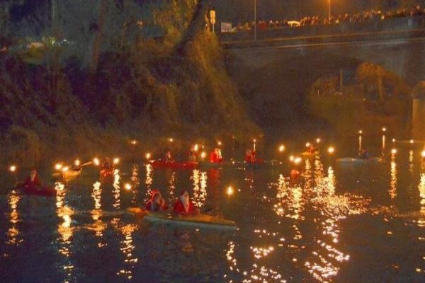 圣诞老人返回城堡在独木舟-翁布里亚