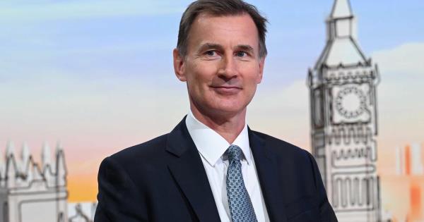 亨特在周日政治综述中表示，政府将“尽其所能”修复学校