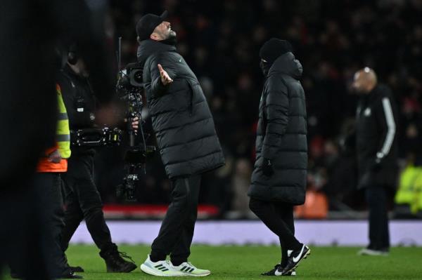 利物浦在足总杯的最后时刻击败阿森纳，德布鲁因在曼城的溃败中复出