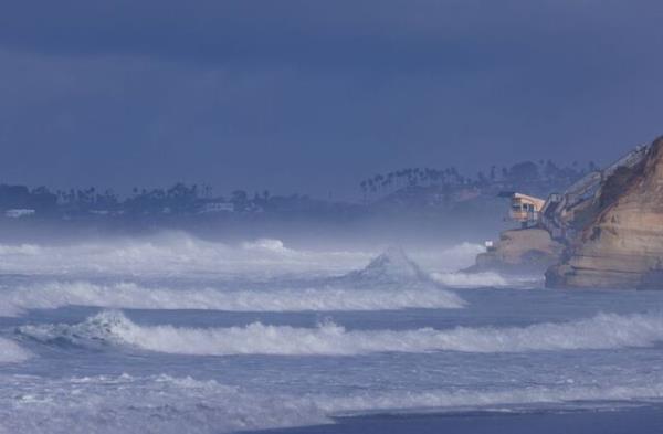 加州海岸巨浪引发洪水，居民被迫疏散
