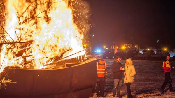 “我们已经被骚扰多年了”：农民们用篝火抗议