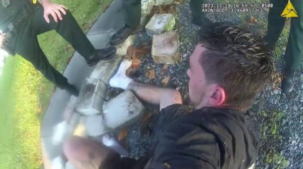 佛罗里达州一名驾车者面临100多项指控，此前他在罗德岛州大肆开枪并遭到警方追捕