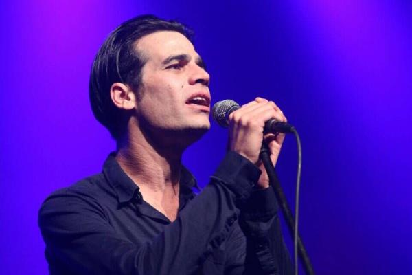 “对不起你经历了这一切”：Aviv Geffen赔偿了一名受骗的士兵