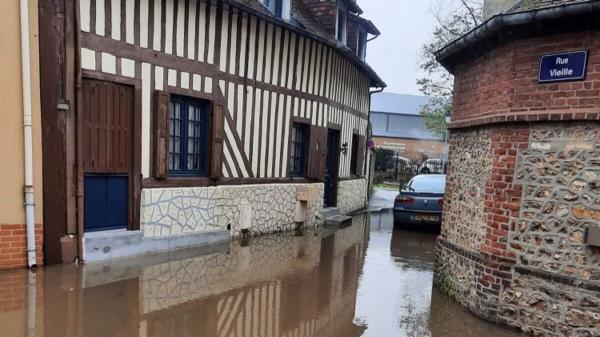 “这里有一种洪水风险的文化”：Pont-l ' évêque在三个月内第三次喝了杯子