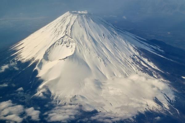 日本将在富士山另一个观景点设置防游客围栏