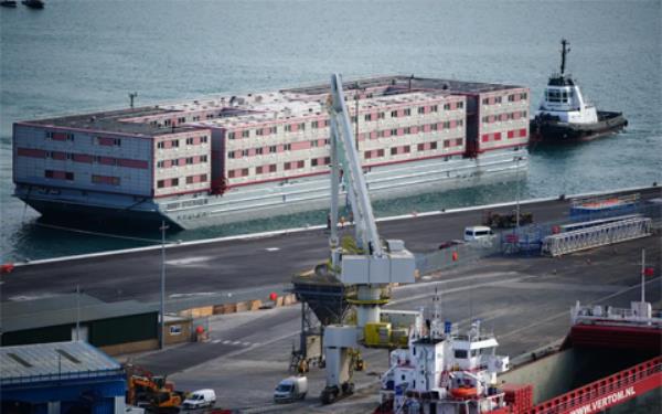 政府收容所计划比酒店多花费数百万