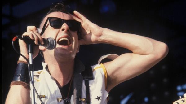 Joe Strummer screaming o<em></em>nstage 1977