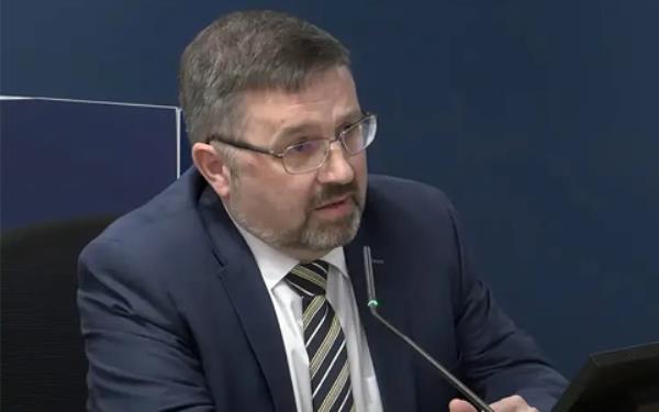 斯万说，为了遵守新冠肺炎的限制，斯托蒙特“失去了公众的尊重”