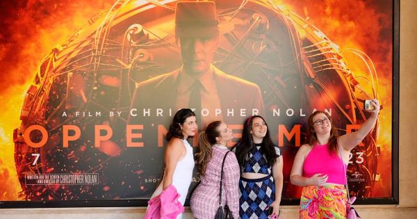 《巴本海默》(Barbenheimer)在首映周末成为各大媒体的头条新闻，观众纷纷涌向影院