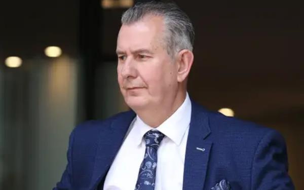 普茨在接受质询时表示，卫生部门是新冠病毒的“最大超级传播者”