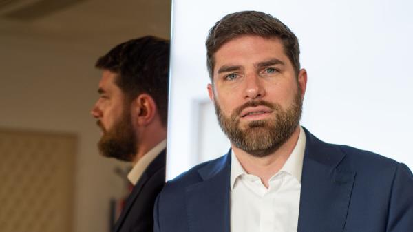 Vincent Jeanbrun在一本书中描述了暴乱：“最艰难的部分是我再次见到我的孩子们的场景”