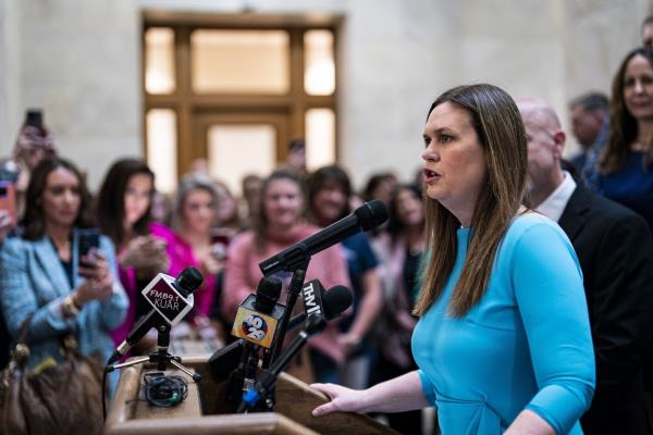 阿肯色州州长萨拉·赫卡比·桑德斯签署法律放松对童工的保护