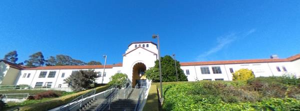 面对住房短缺，加州大学可能将学生安置在船上