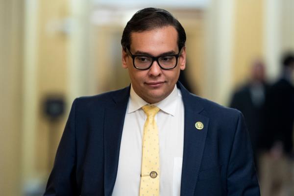 记录显示，众议员乔治·桑托斯的母亲9月11日不在纽约