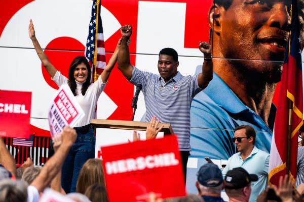 民主党人在最后时刻指望中间派，而共和党人则在扩大他们的基础