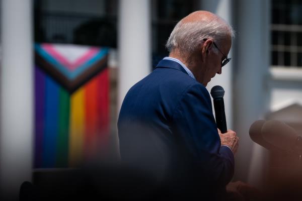 拜登在跨性别问题上的狡猾之路：强硬但谨慎