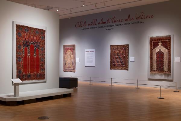 在纺织博物馆，伊斯兰祈祷毯和安妮·林德伯格(Anne Lindberg)的装置作品以多种形式展现了神圣